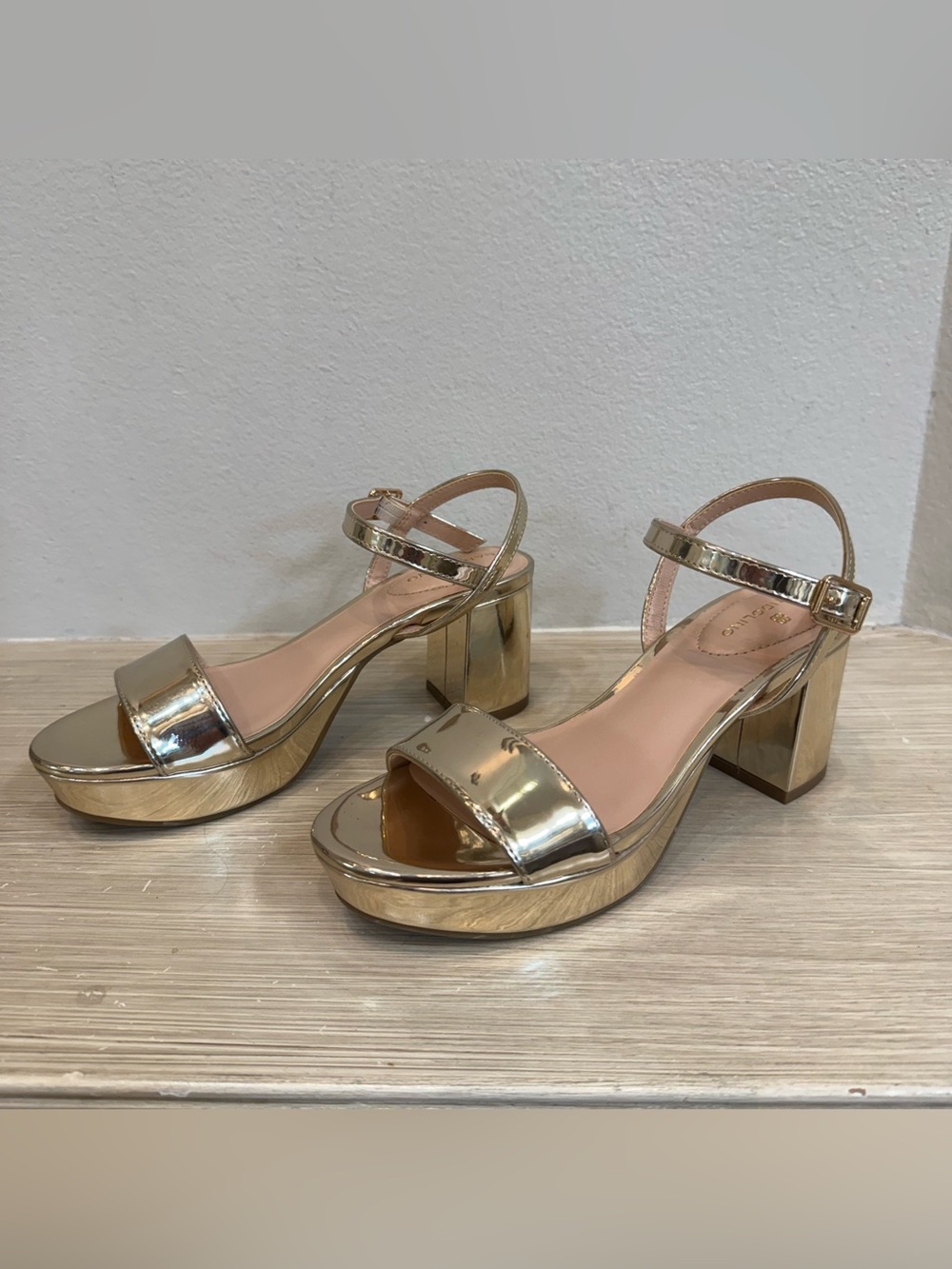 Bandolino women’s Metallic Gold Block Heel Sandals with Ankle Strap size 6 1/2